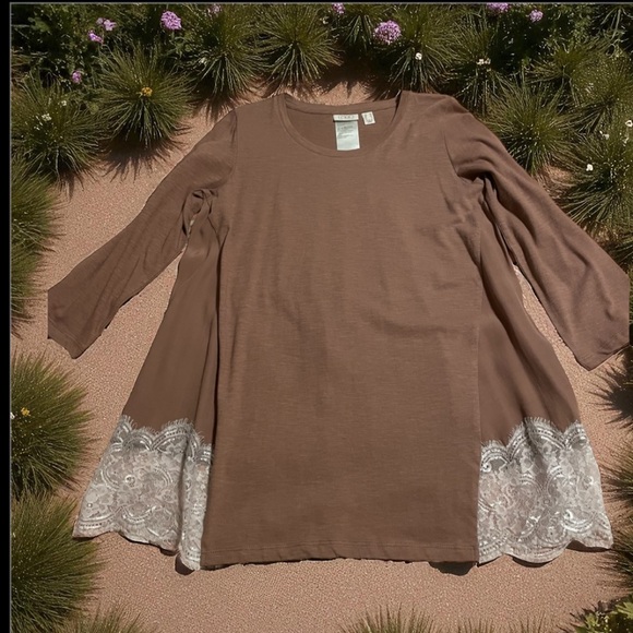 Élégant Nutmeg Blouse with Finishes of Wide Lace Trim   size XS-SM - Picture 5 of 16